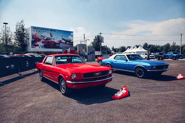 看白烟闻糊味 漂移大神玩转福特Mustang