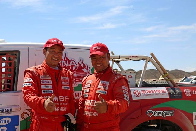 与郑州日产纳瓦拉和锐骐6在鸣沙山撒野