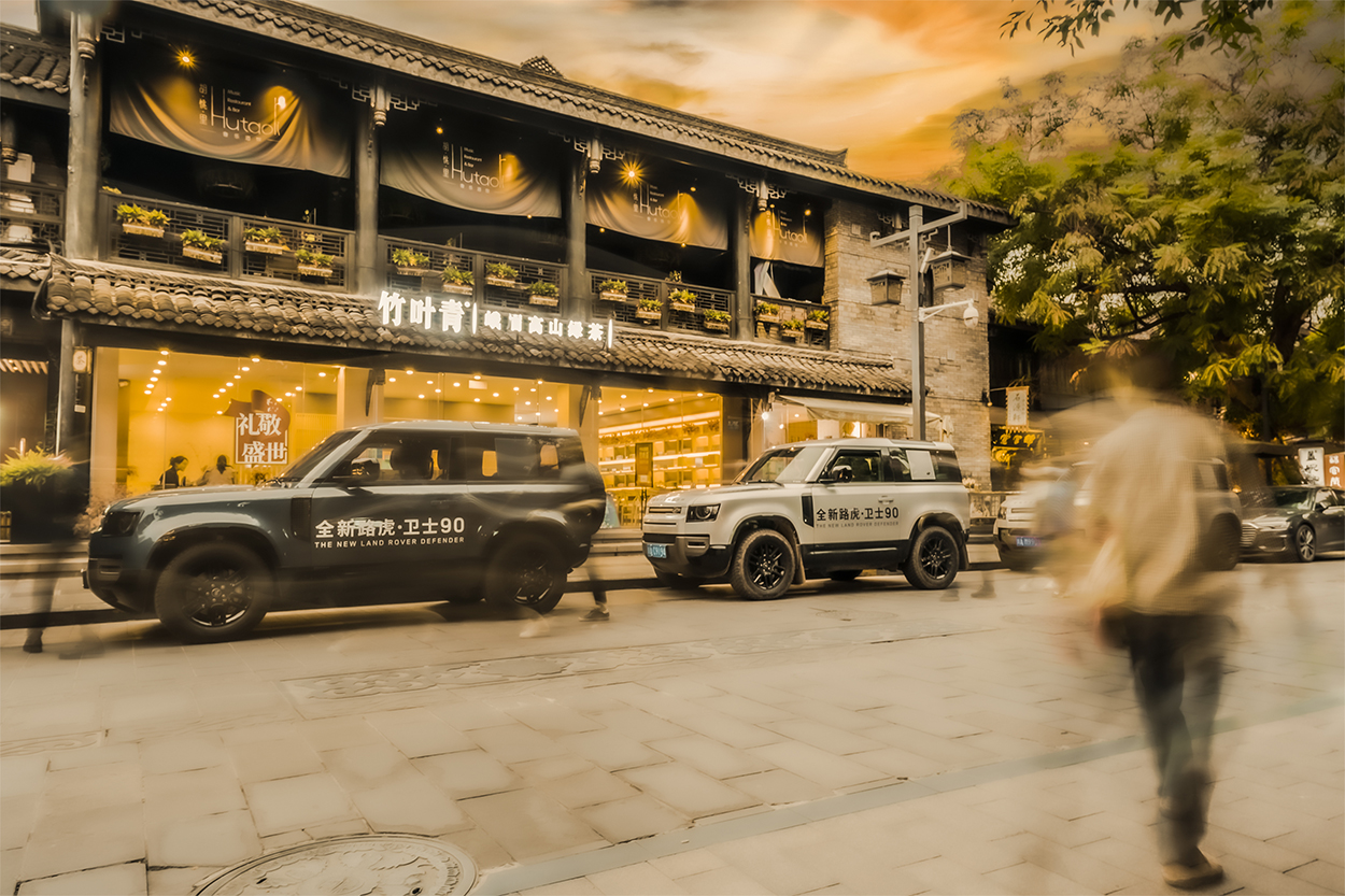 “士”不可挡 路虎卫士成都街头收割回头率
